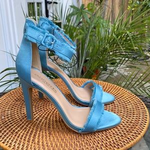 Eva Mendes Teal Heals